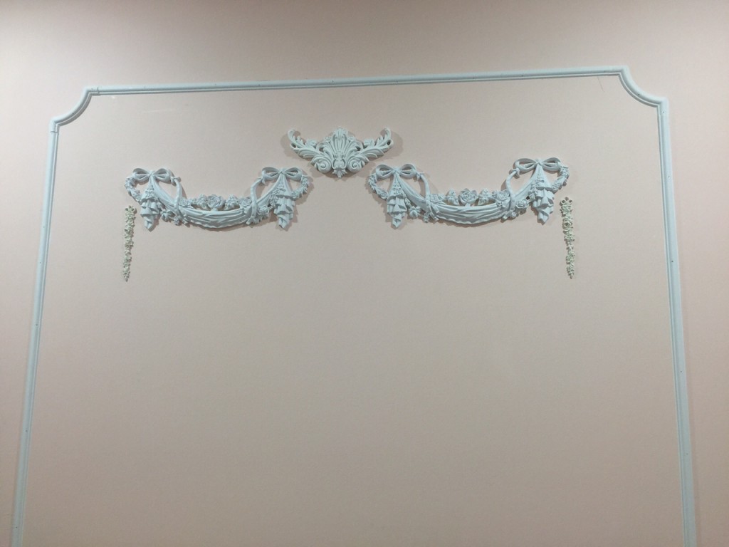 panel-moulding-bow-and-flower-onlay