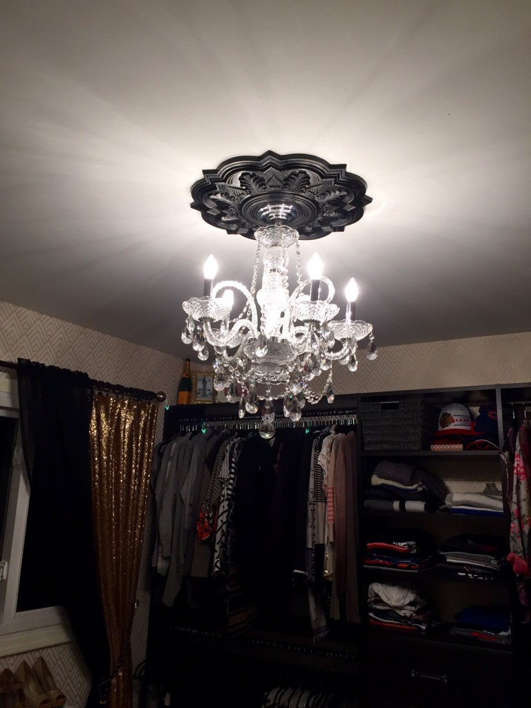 deria-ceiling-medallion-black-chandelier